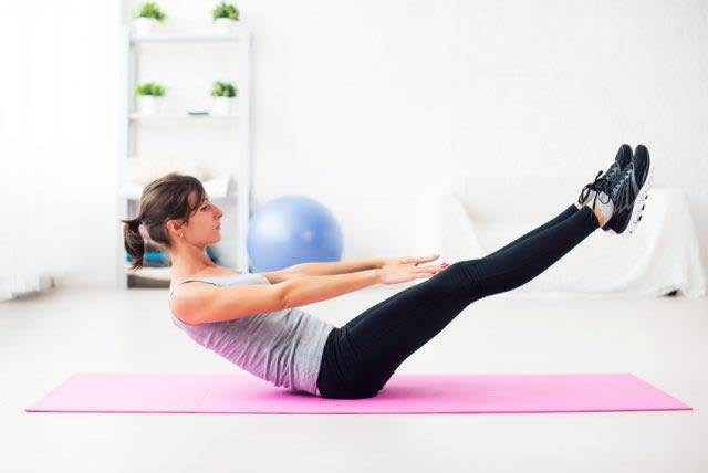Woman-doing-abdominal-exercise ورزش شکم پهلو